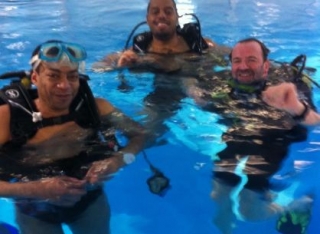 Bautismo de buceo en una alberca olímpica 